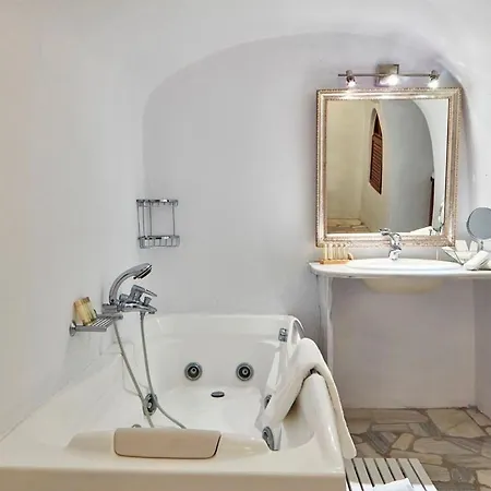 Amazing Santorini Caldera Serene House 3 Bedrooms Private Plunge Pool And Stunning Sea Views * 이메로비글리
